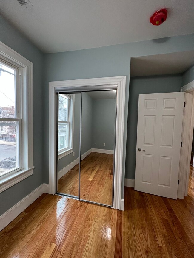 Building Photo - Large 2 Bedrooms Plus a Bonus Room. 2 Full...