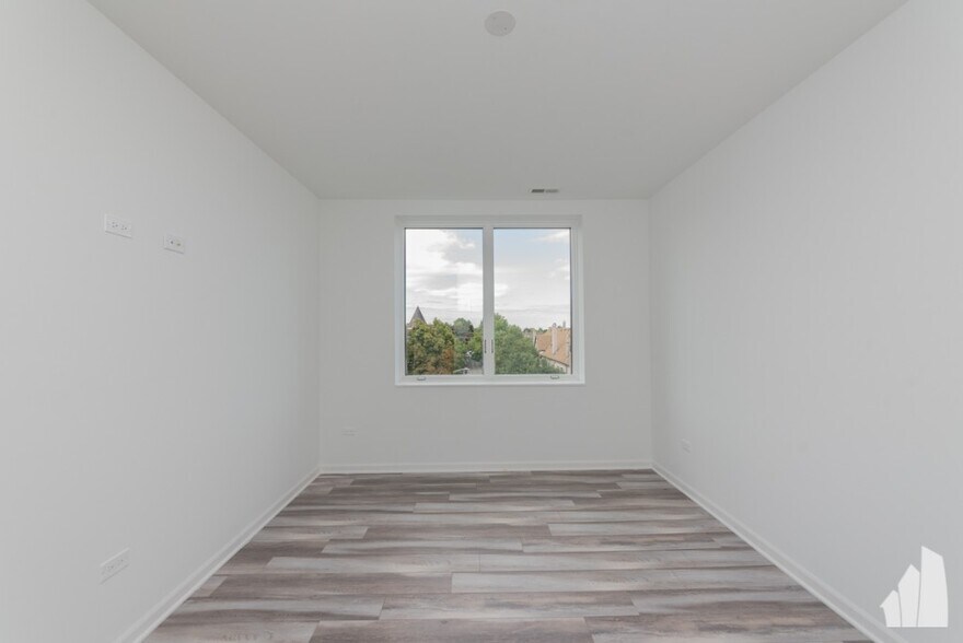 Building Photo - 2534 W Fullerton Ave