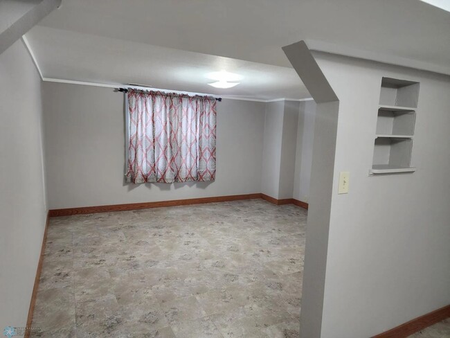 Building Photo - RENOVATED 5 BED HOUSE  --   FENCE  --  GAR...