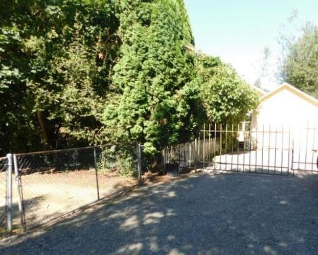 Building Photo - 3Bd/1Ba Two Story House - Available Soon!