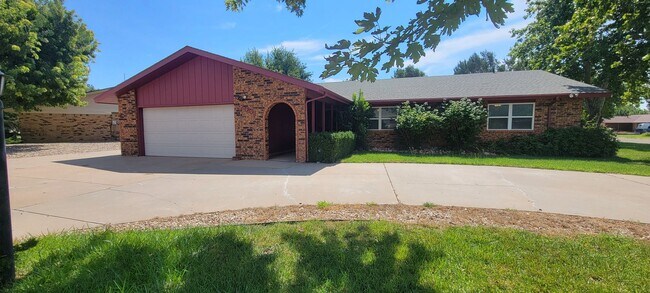 Primary Photo - LARGE HOME IN NORTHEAST CLOVIS