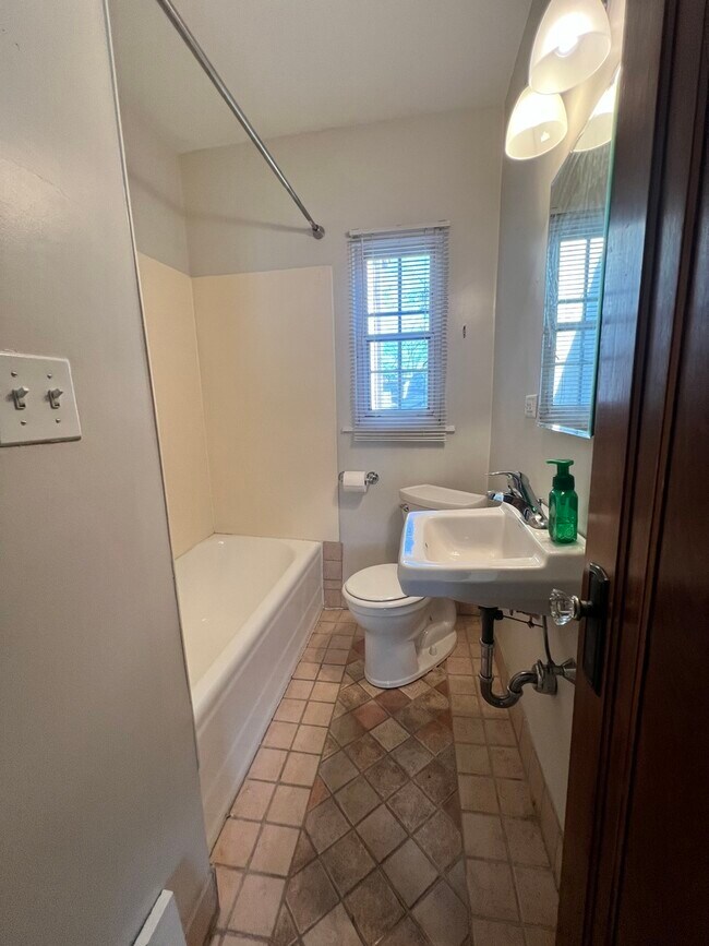 Building Photo - 448 Prairie Ave