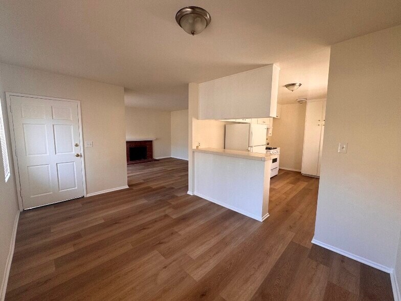 Building Photo - 2412 N Poinsettia Ave