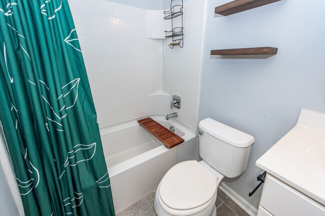 Building Photo - 3 Bedroom 2.5 Bath Single Family Home in W...