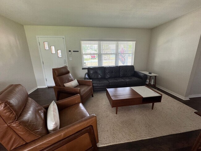 Building Photo - Charming Home, Fenced Backyard, Near Downtown