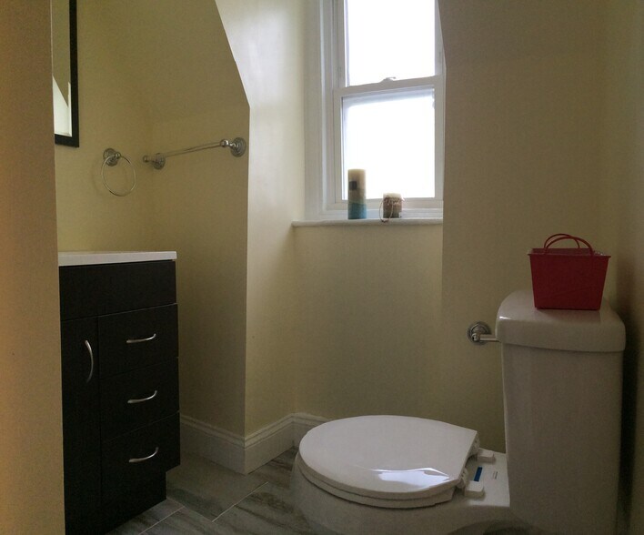 Building Photo - 323 S 46th St