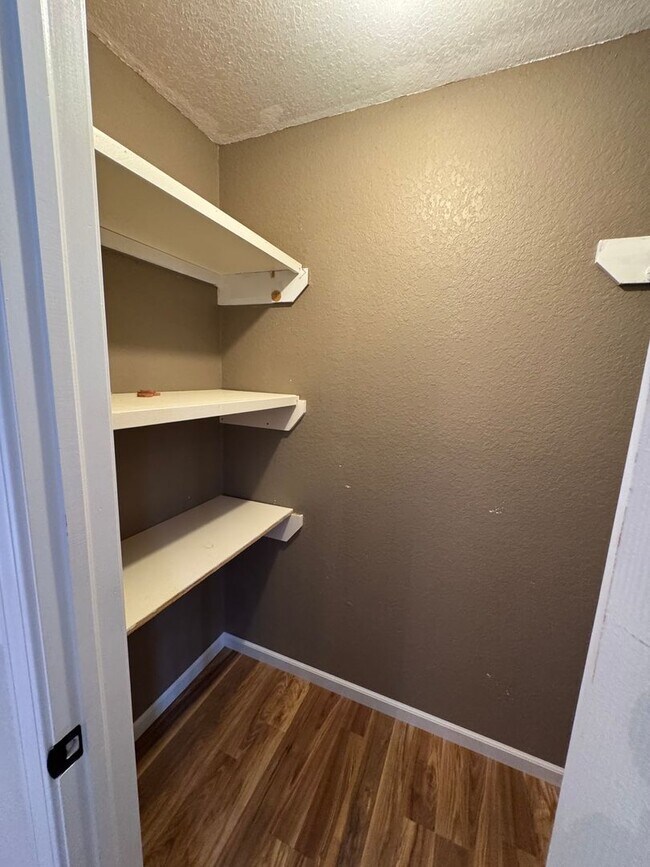 Building Photo - Immaculate home in Gentry close to schools