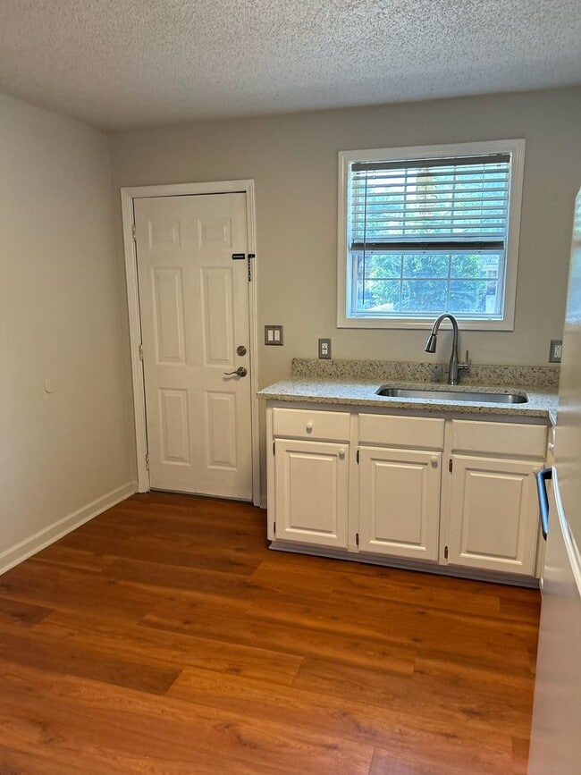 Building Photo - 3625 Hickory St