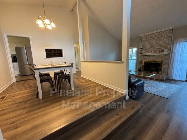 Building Photo - 2012 Lakemeadow Dr