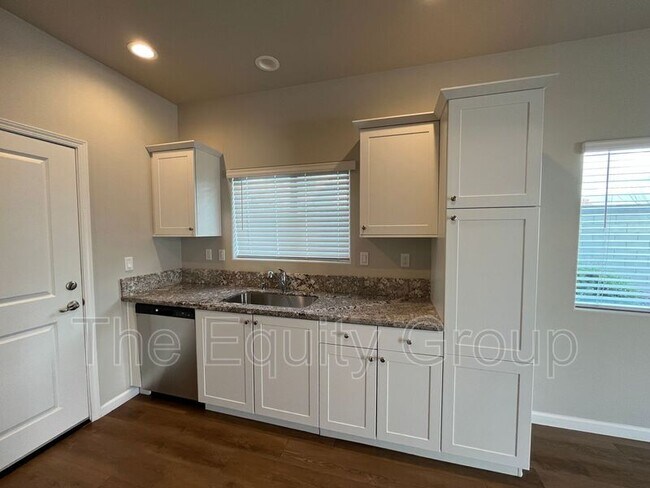 Building Photo - 418 S Summit St