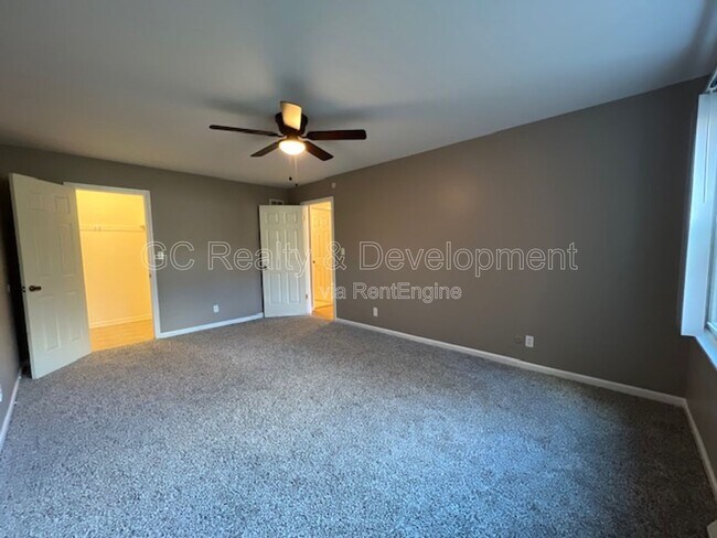 Building Photo - 7 Simpson St