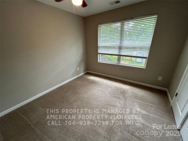 Building Photo - 905 Klondale Ave