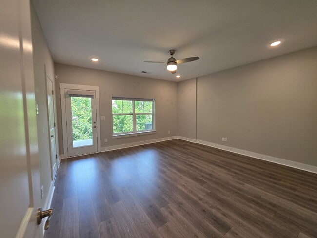 Building Photo - Better-than-new townhome in Highlands at S...