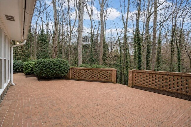 Building Photo - 4601 Club Cir NE