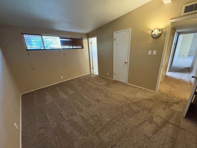 Building Photo - 3 Bedrooms 2 Bath Eastside Rental