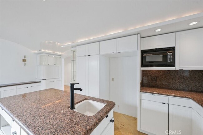 Building Photo - 411 Goldenrod Ave