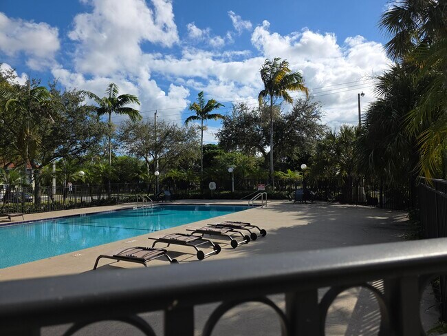 Building Photo - 1542 Lake Crystal Dr