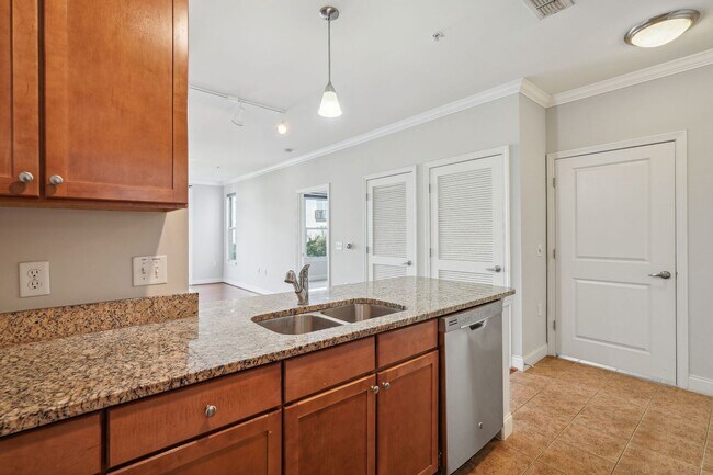 Building Photo - Available Now! High End 1 bed/ 1 bath with Parking! 24 hour concierge!