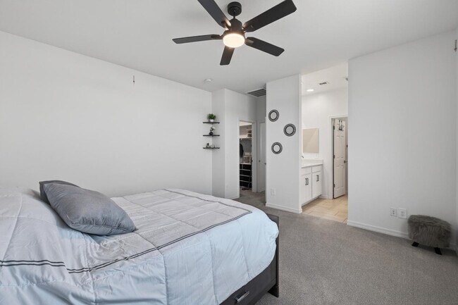 Building Photo - 36354 W San Clemente Ave