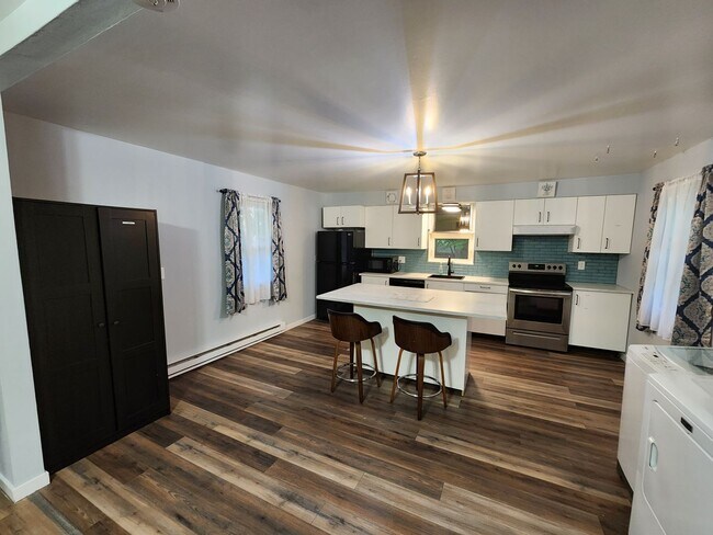 Building Photo - Updated 2 bedroom Home in Amenity Filled C...