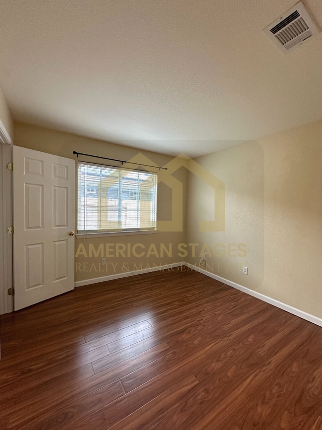 Building Photo - 3037 Buckthorn Ln