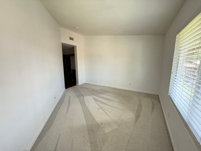 Building Photo - Spacious 3 Bedroom 3 Bath Condo with Garage in Desirable Highland Trails Community
