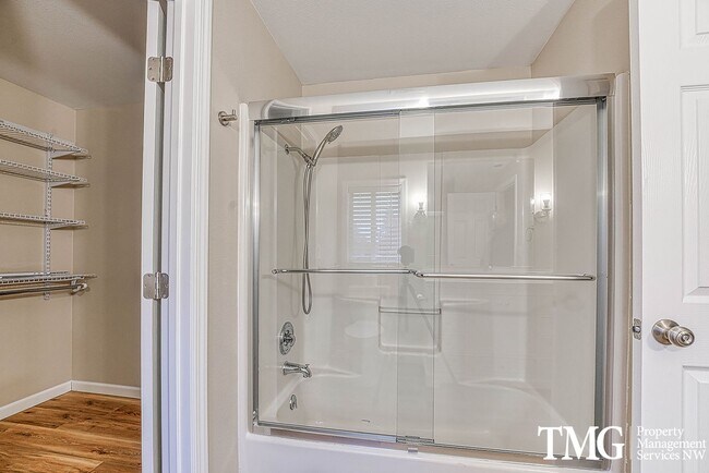 Building Photo - Wonderful 2 Story 3 Bed 2.5 Bath Home in Five Corners!