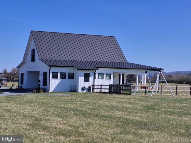 Building Photo - 330 Majestic Ln