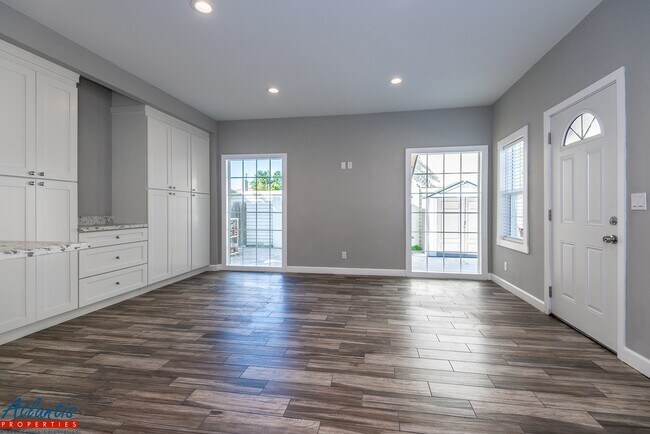 Building Photo - (Lease-up Only) Thirteenth St N 855