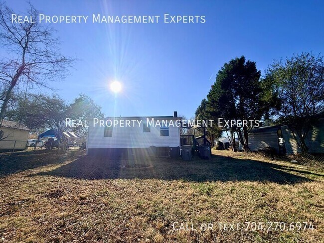 Building Photo - 903 Michigan St