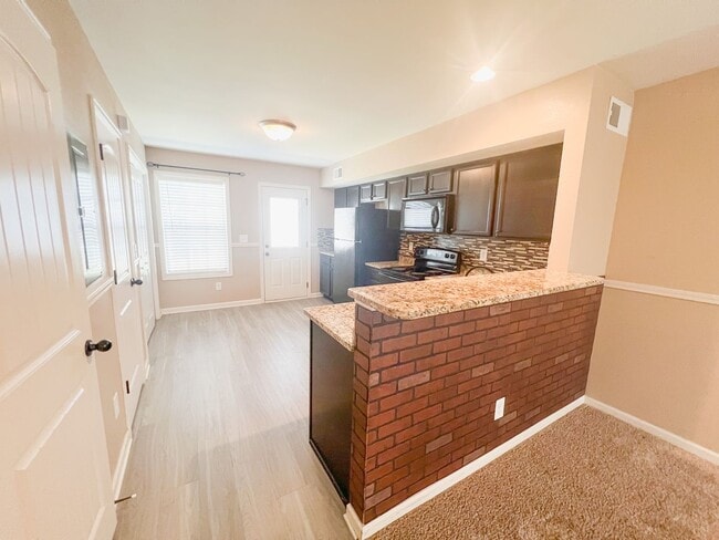 Building Photo - 2 Bedroom 1.5 Bathroom Townhome