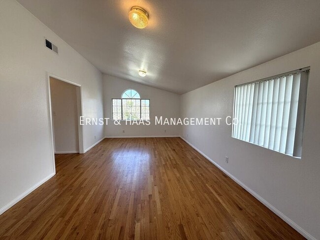 Building Photo - 4723 Blackthorne Ave