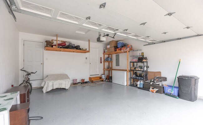 Building Photo - 3bd/2ba home available in November