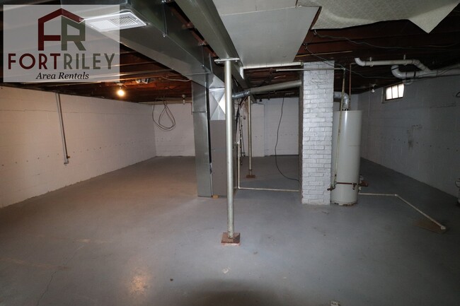 Building Photo - 530 W Elm St