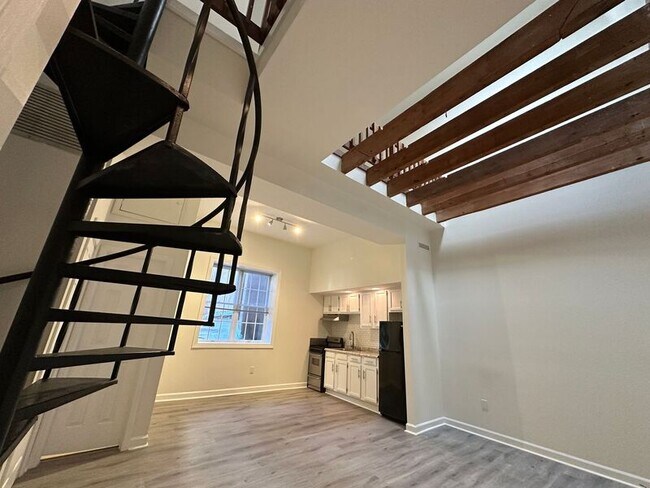 Building Photo - 235 King St