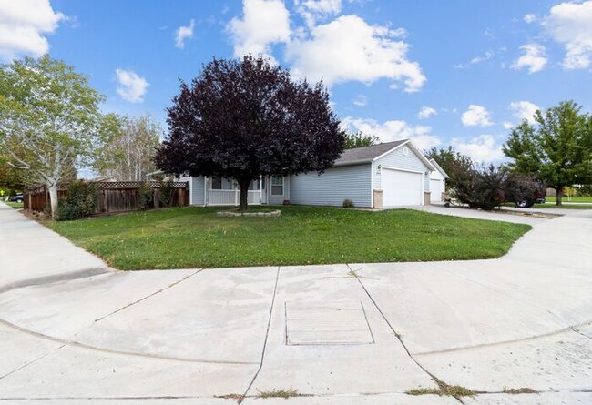 Building Photo - Wonderful 3 Bedroom Home with New Flooring...