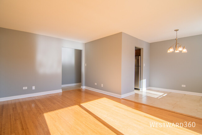 Building Photo - Crestwood 2 bedroom apartment. In unit lau...