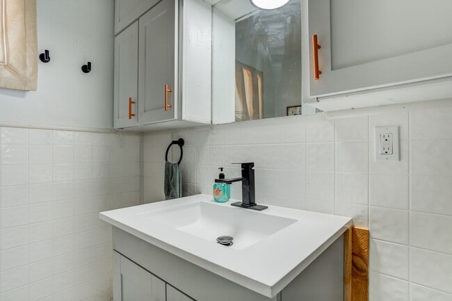 Building Photo - Chic 3 Bedroom in Caprock