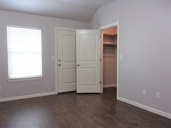 Building Photo - 2 BED 1 BATH 1 CAR GARAGE TOWNHOUSE-DEL CITY