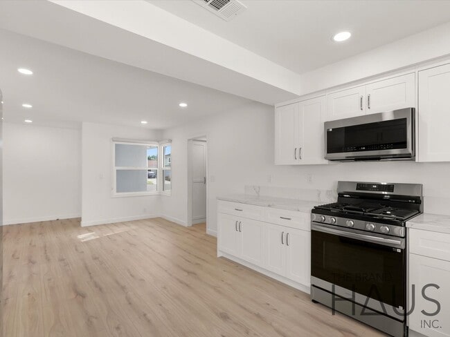 Building Photo - Two Primary Bedrooms, Pool, & Air Conditio...