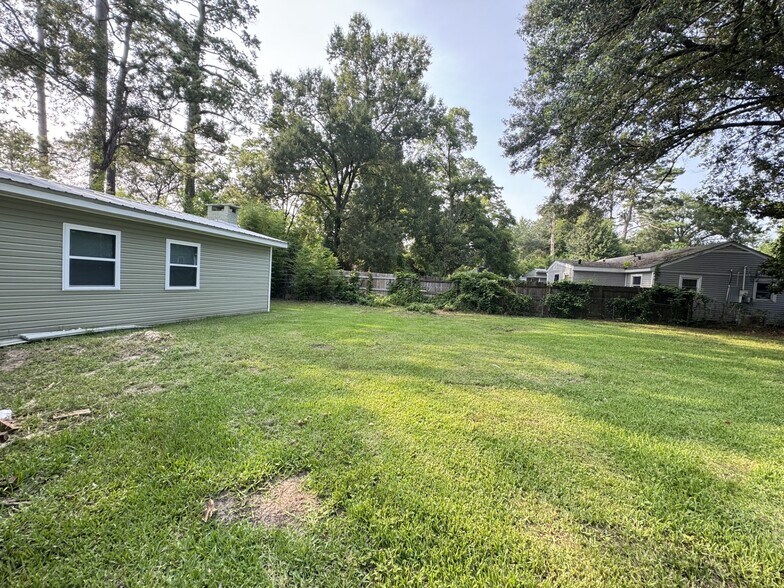 Building Photo - 135 Rosewood Dr