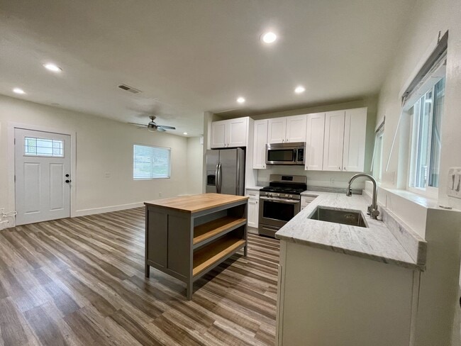 Building Photo - 9556 Cecilwood Dr