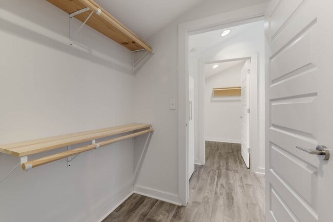 Building Photo - 121 W Woodlawn Ave