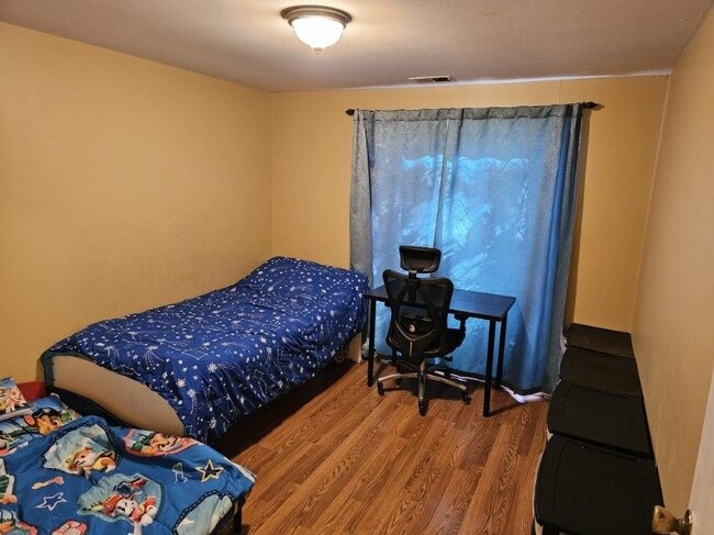 Small bedroom - 200 Skyline Dr