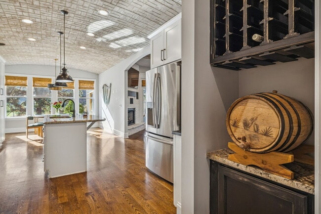 Building Photo - 594 Lake Haven Dr