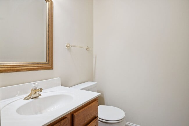 Building Photo - 3 bed/ 2 1/2 Bath.  Pet Friendly. Off Stre...