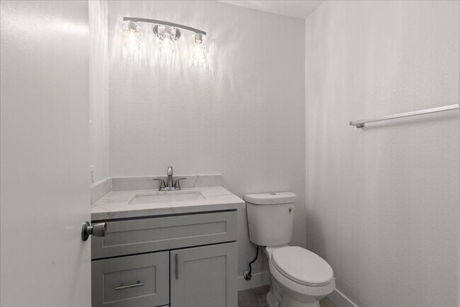 Building Photo - Completely Remodeled Modern 3 Bedroom Prop...