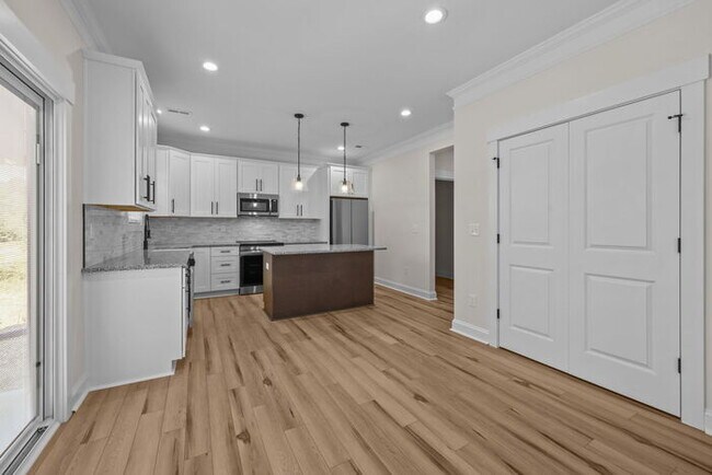 Building Photo - Stunning New Build!