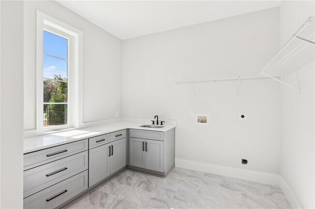 Building Photo - 115 Thome Dr