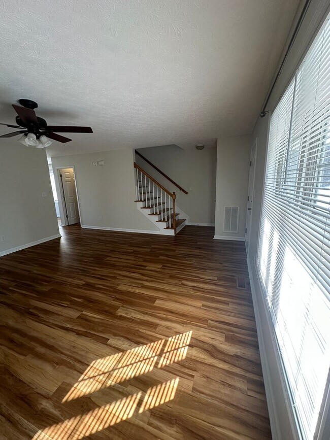 Building Photo - 3-bedroom, 3.5-bathroom nestled in Wyndhurst VA.